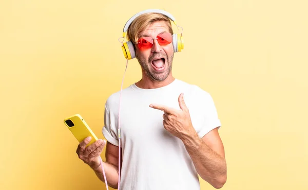 Blond Volwassen Man Kijken Opgewonden Verrast Wijzen Naar Zijkant Met — Stockfoto