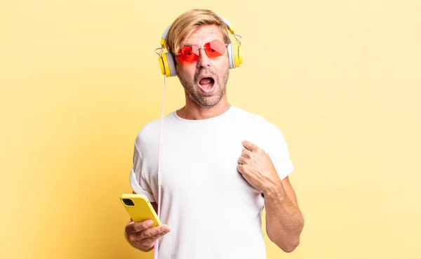 Blond Adult Man Looking Shocked Surprised Mouth Wide Open Pointing — Stock Photo, Image
