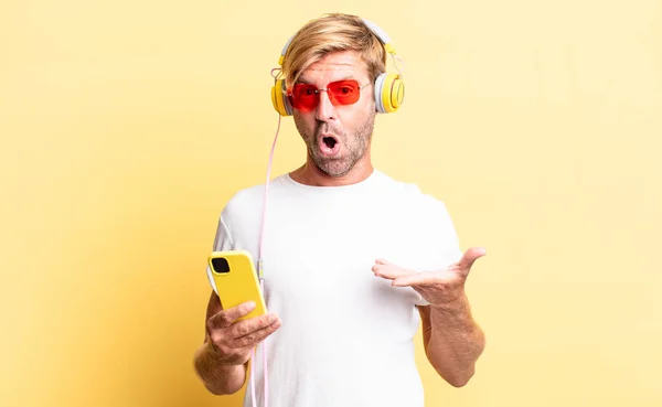 Blond Adult Man Looking Surprised Shocked Jaw Dropped Holding Object — Stock Photo, Image
