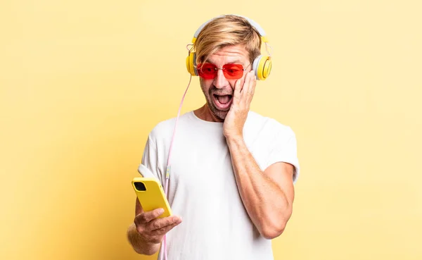 Blondynka Dorosły Mężczyzna Uczucie Szczęśliwy Podekscytowany Zaskoczony Słuchawki — Zdjęcie stockowe