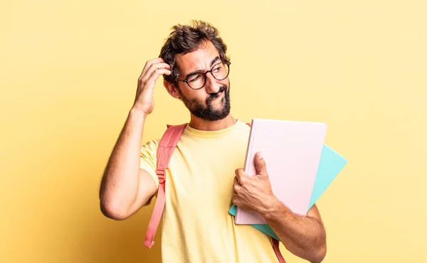 Expressivo Louco Sentindo Intrigado Confuso Coçando Cabeça Conceito Estudante Adulto — Fotografia de Stock