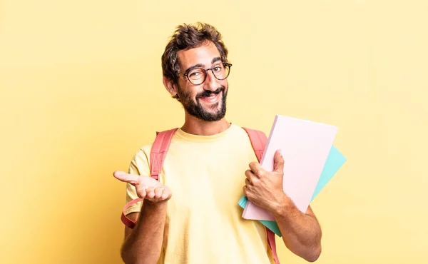 Expressieve Gekke Man Glimlacht Gelukkig Met Vriendelijk Het Aanbieden Tonen — Stockfoto