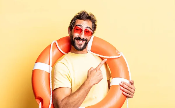 Expressivo Louco Sorrindo Alegremente Sentindo Feliz Apontando Para Lado Conceito — Fotografia de Stock