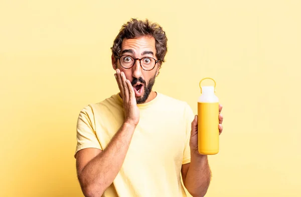 Expressivo Louco Homem Sentindo Chocado Assustado Com Uma Garrafa Térmica — Fotografia de Stock