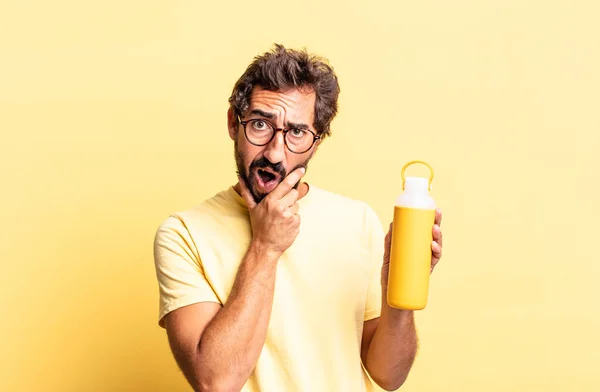 Expressivo Louco Homem Com Boca Olhos Bem Abertos Mão Queixo — Fotografia de Stock