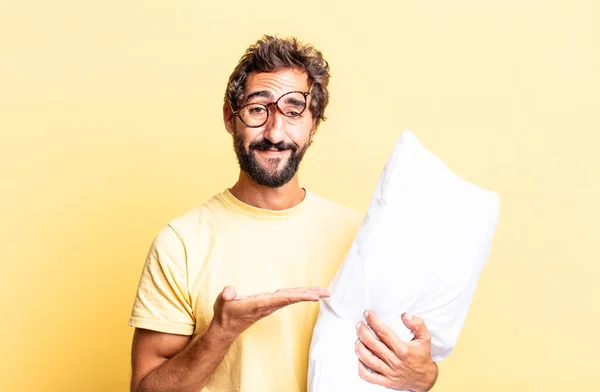 Expresivo Loco Sonriendo Alegremente Sintiéndose Feliz Mostrando Concepto Sosteniendo Una —  Fotos de Stock