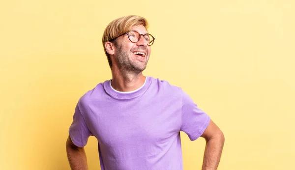 Bonito Loiro Adulto Homem Olhando Feliz Alegre Confiante Sorrindo Orgulhosamente — Fotografia de Stock