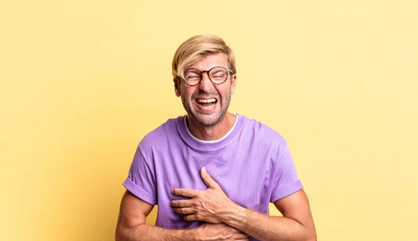 Homem Adulto Loiro Bonito Rindo Alto Alguma Piada Hilariante Sentindo — Fotografia de Stock