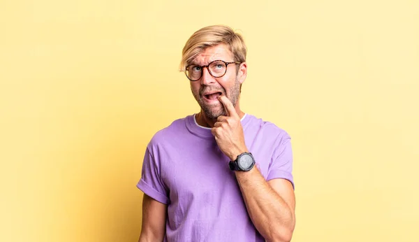 Schöner Blonder Erwachsener Mann Mit Überraschtem Nervösem Besorgtem Oder Verängstigtem — Stockfoto