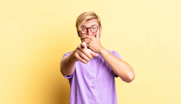 Knappe Blonde Volwassen Man Die Uitlacht Naar Camera Wijst Uitlacht — Stockfoto
