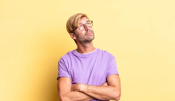 Bonito Loiro Adulto Homem Com Preocupado Confuso Expressão Sem Noção — Fotografia de Stock