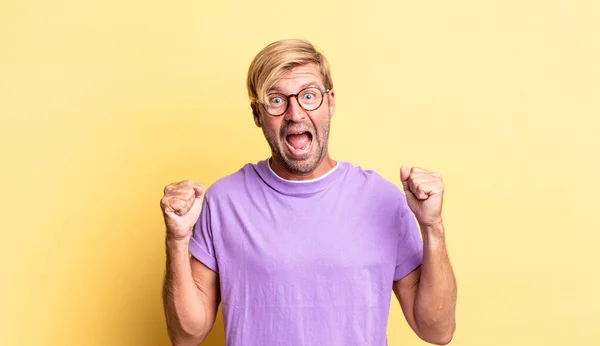 Homem Adulto Loiro Bonito Sentindo Chocado Animado Feliz Rindo Celebrando — Fotografia de Stock