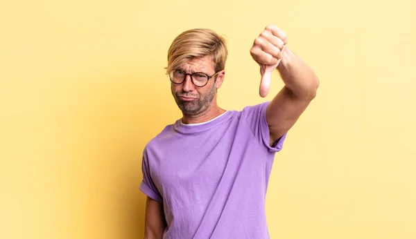 Stilig Blond Vuxen Man Känner Sig Arg Irriterad Besviken Eller — Stockfoto