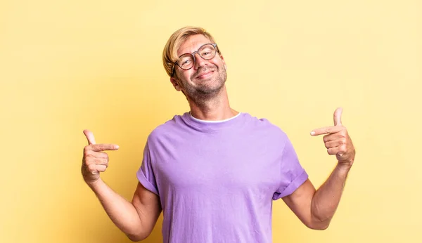 Knappe Blonde Volwassen Man Die Trots Arrogant Gelukkig Verrast Tevreden — Stockfoto