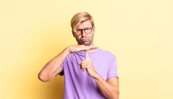 Bonito Loiro Adulto Homem Olhando Sério Severo Irritado Descontente Fazendo — Fotografia de Stock