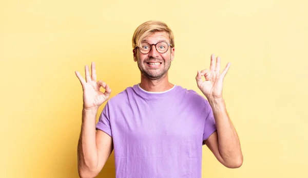 Schöner Blonder Erwachsener Mann Der Konzentriert Und Meditierend Wirkt Sich — Stockfoto