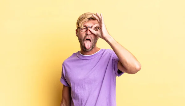 Stilig Blond Vuxen Man Ler Glatt Med Roligt Ansikte Skämtar — Stockfoto