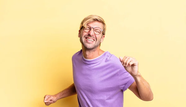 Guapo Hombre Adulto Rubio Sonriendo Sintiéndose Despreocupado Relajado Feliz Bailando —  Fotos de Stock