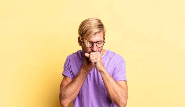 Schöner Blonder Erwachsener Mann Der Sich Krank Fühlt Mit Halsschmerzen — Stockfoto