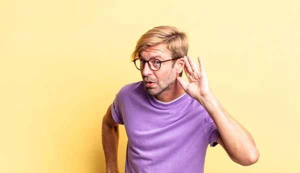 Bonito Loiro Adulto Homem Sorrindo Olhando Curiosamente Para Lado Tentando — Fotografia de Stock