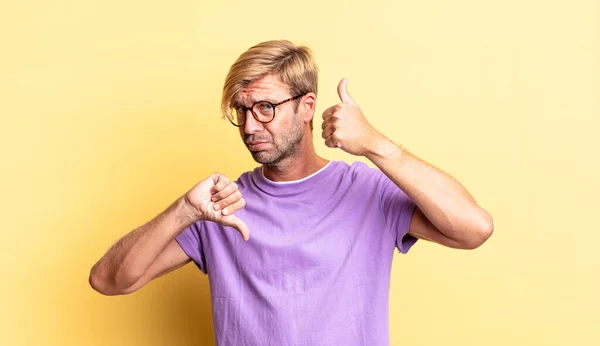 Homem Adulto Loiro Bonito Sentindo Confuso Sem Noção Inseguro Ponderando — Fotografia de Stock