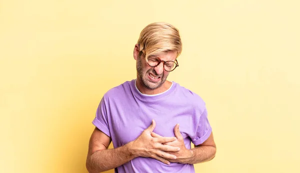 Knappe Blonde Volwassen Man Die Verdrietig Gekwetst Gebroken Uitziet Beide — Stockfoto