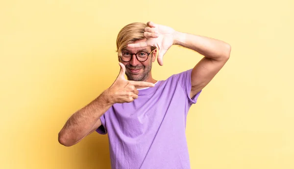 Homem Adulto Loiro Bonito Sentindo Feliz Amigável Positivo Sorrindo Fazendo — Fotografia de Stock