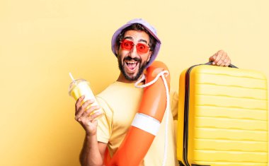 Şapkalı, güneş gözlüklü, bavullu, deli sakallı bir adam. tatil kavramı