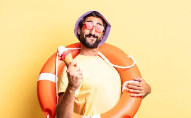 Şapkalı, güneş gözlüklü, dondurmalı çılgın adam.