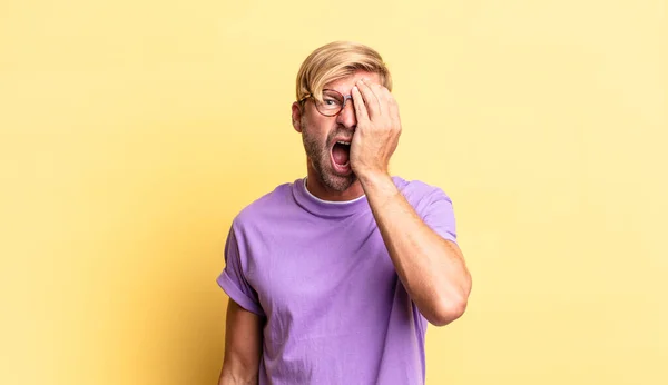 Schöner Blonder Erwachsener Mann Der Schläfrig Gelangweilt Und Gähnend Aussieht — Stockfoto