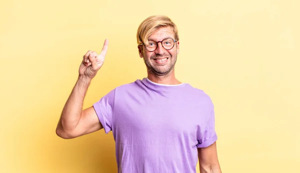 Schöner Blonder Erwachsener Mann Der Fröhlich Und Glücklich Lächelt Und — Stockfoto