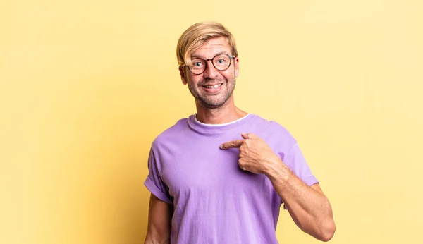 Knappe Blonde Volwassen Man Die Gelukkig Uitziet Trots Verrast Vrolijk — Stockfoto
