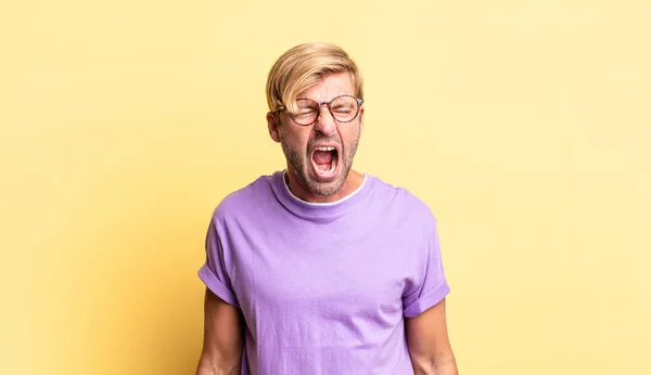 Pohledný Blond Dospělý Muž Křičí Agresivně Vypadá Velmi Naštvaný Frustrovaný — Stock fotografie