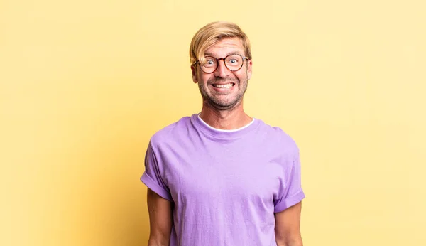 Bonito Loiro Adulto Homem Olhando Feliz Pateta Com Largo Divertido — Fotografia de Stock