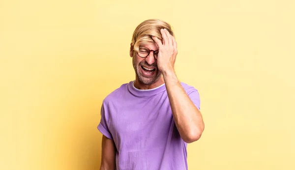 Bonito Loiro Adulto Homem Rindo Batendo Testa Como Dizer Doh — Fotografia de Stock