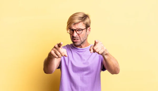 Schöner Blonder Erwachsener Mann Der Mit Beiden Fingern Und Wütendem — Stockfoto