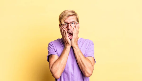 Stilig Blond Vuxen Man Känner Chockad Och Rädd Ser Skräckslagen — Stockfoto