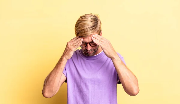 Yakışıklı Sarışın Yetişkin Bir Adam Stresli Hayal Kırıklığına Uğramış Görünüyor — Stok fotoğraf