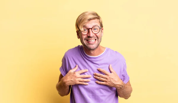 Schöner Blonder Erwachsener Mann Der Glücklich Überrascht Stolz Und Aufgeregt — Stockfoto