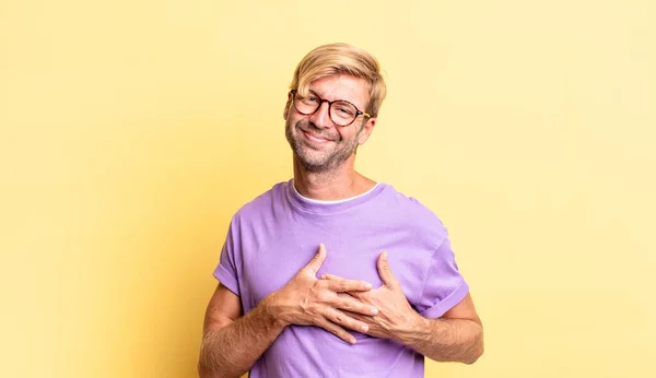 Yakışıklı Sarışın Yetişkin Bir Adam Romantik Mutlu Aşık Neşeyle Gülümseyen — Stok fotoğraf