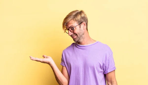 Homem Adulto Loiro Bonito Sentindo Feliz Sorrindo Casualmente Olhando Para — Fotografia de Stock