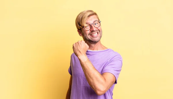 Schöner Blonder Erwachsener Mann Der Sich Glücklich Positiv Und Erfolgreich — Stockfoto