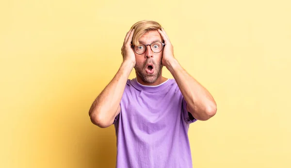 Yakışıklı Sarışın Çirkin Korkmuş Endişeli Görünen Yetişkin Bir Adam Ağzı — Stok fotoğraf