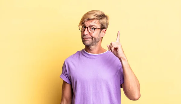 Bonito Loiro Adulto Homem Sentindo Como Gênio Segurando Dedo Orgulhosamente — Fotografia de Stock