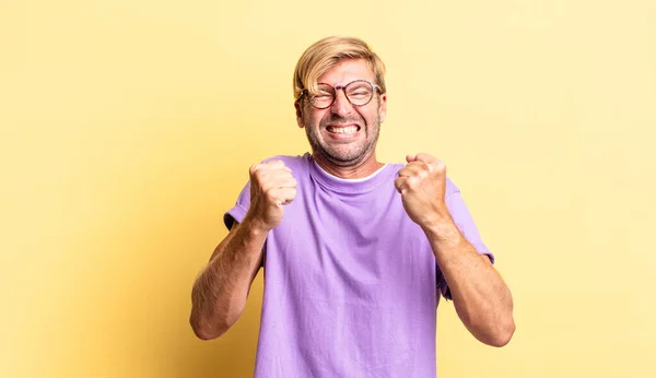 Schöner Blonder Erwachsener Mann Der Triumphierend Schreit Lacht Und Sich — Stockfoto