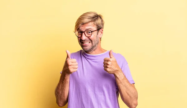 Knap Blond Volwassen Man Glimlachen Breed Zoek Gelukkig Positief Zelfverzekerd — Stockfoto
