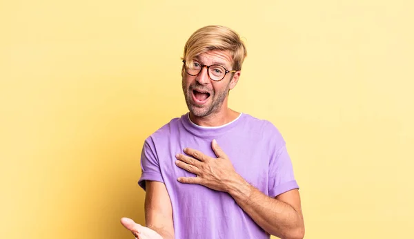 Guapo Hombre Adulto Rubio Sintiéndose Feliz Enamorado Sonriendo Con Una —  Fotos de Stock