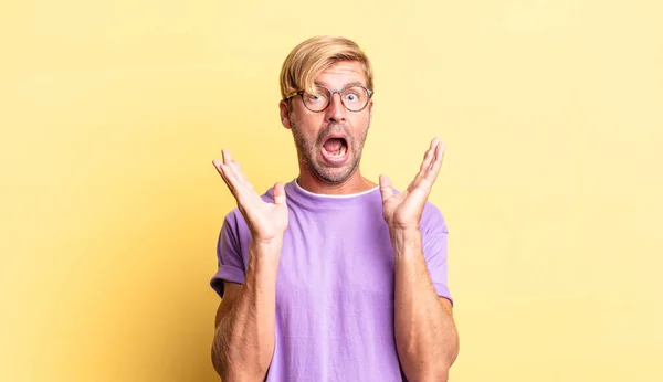 Homem Adulto Loiro Bonito Sentindo Chocado Animado Rindo Surpreso Feliz — Fotografia de Stock