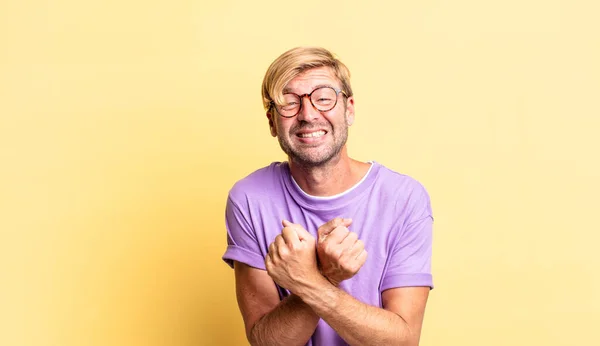 Yakışıklı Sarışın Yetişkin Bir Adam Neşeli Bir Şekilde Gülümsüyor Kutluyor — Stok fotoğraf