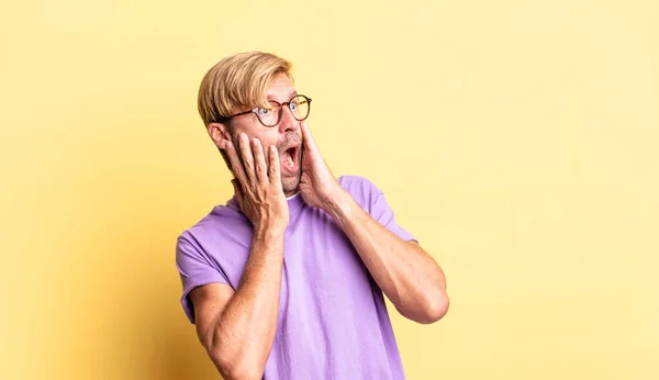 Stilig Blond Vuxen Man Känner Sig Glad Upphetsad Och Förvånad — Stockfoto